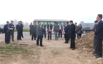 2013年3月23日下昼，，，成武县委、县政府、县人大政协四买办子向导对成武公司长输管线项目建设举行视察。。。 视察组在以鲁志成书记为首的向导班子对自然气长输管线项目举行现场调理。。。在工程现。。。，，项目建设总指挥长张冠中主任对本项目建设情形举行先容，，，张主任详细先容项目建设进度、资金投入、亚洲胜游燃气公司生长情