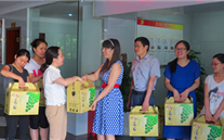 夏日炎炎送清凉，，，，情谊暖暖感人心